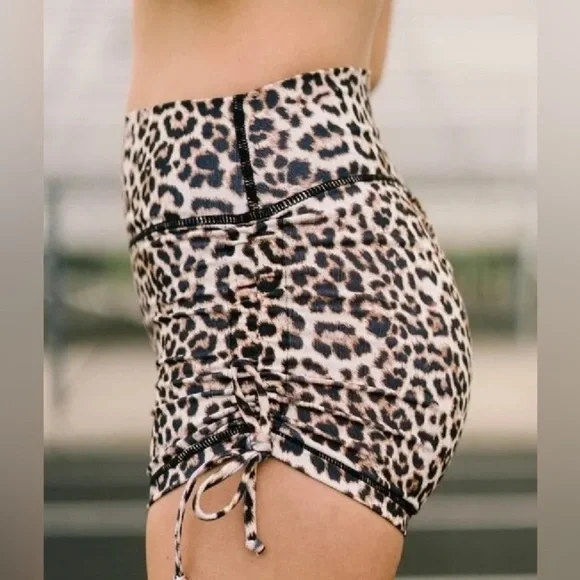 Zyia Active Leopard Brilliant Mesh Bra & Leopard Brilliant Double Scrunch Shorts